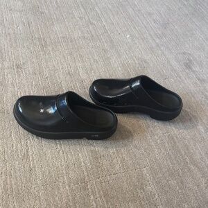 OOFOS UNISEX OOcloog Black Luxe Slides Size W(7)/M(5)